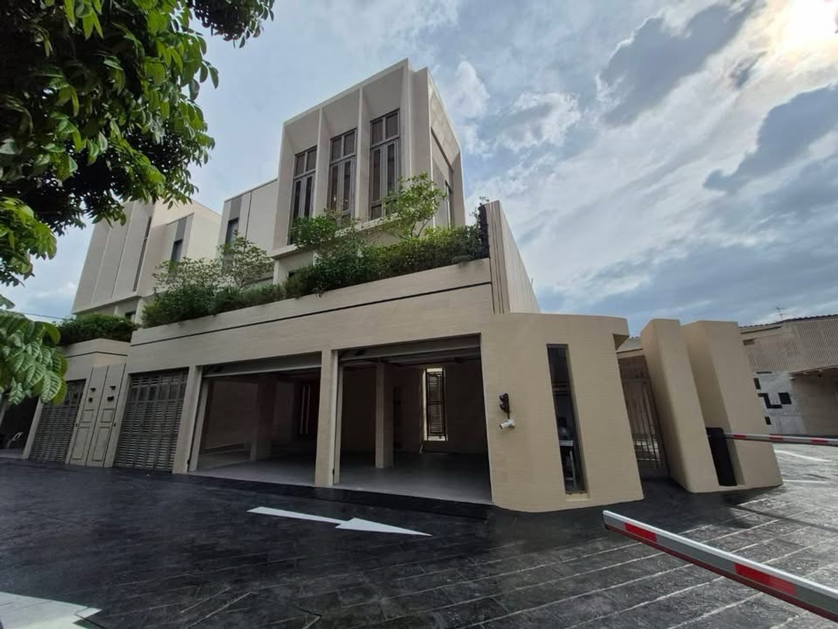 บ้านเดี่ยวลักชัวรี่ขาย ใจกลางสาทร ใกล้ทางด่วน พร้อมลิฟต์ส่วนตัวและสระว่ายน้ำ บ้านเดี่ยวลักชัวรี่ขาย ใจกลางสาทร ใกล้ทางด่วน พร้อมลิฟต์ส่วนตัวและสระว่ายน้ำ