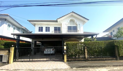 Single house, wide area, angelic condition, beautiful, ready to move in, Passorn 19 Village, Watcharapol-Wongwaen, area 69.9 sq m. Added parking roof and kitchen area at the back to be ready, good location, close to the expressway.