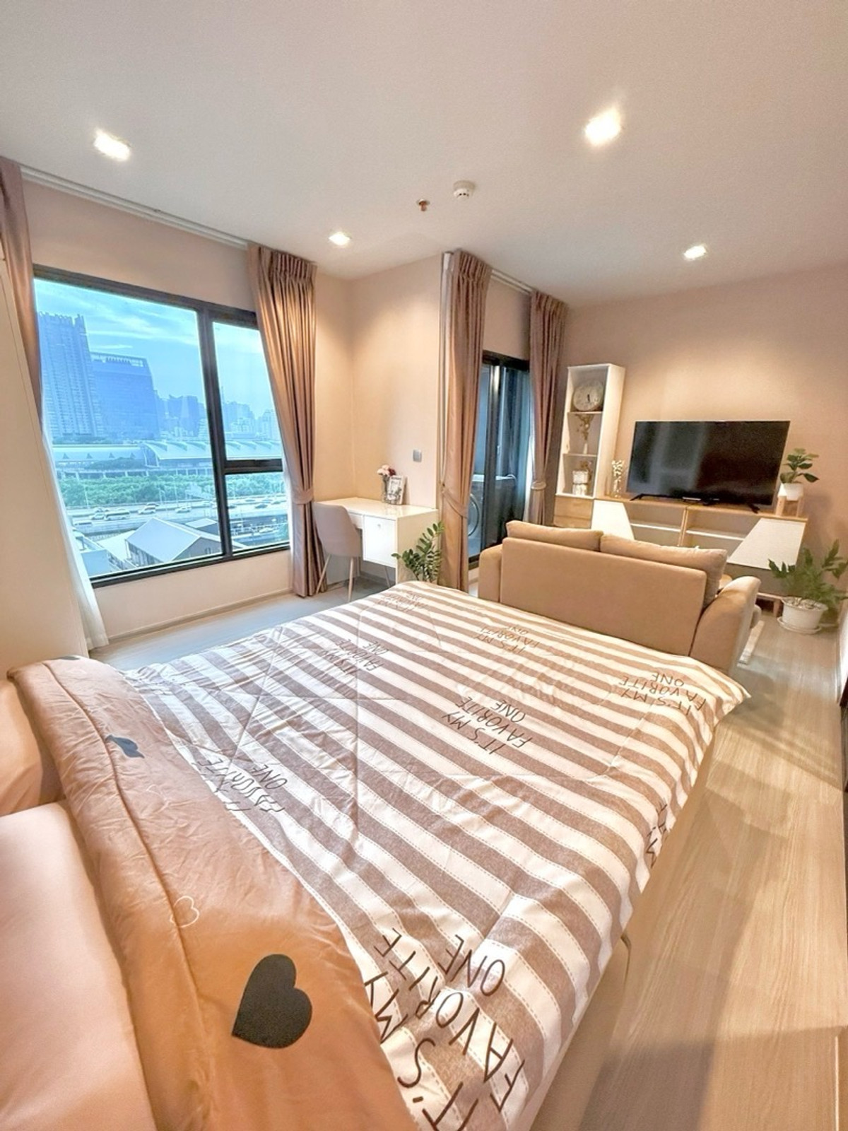For Rent!! Life Asoke – Rama 9 💰 Rent: 18,000 THB/month 🛋 Studio | 27.95 sq.m. | Fully furnished 📞 Contact Aomam (Agent) Tel / Line: 095-587-1692 WhatsApp: +66 95-587-1692 – รูปที่ 3