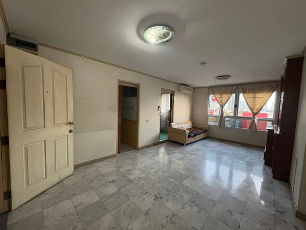 The best price! close to Bts/Brt.Prime location. Corner Room. High Flr