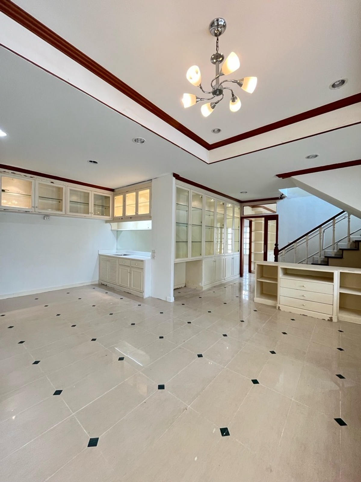 2 detached houses for sale next to Areeya Busaba University. 2 detached houses for sale next to Areeya Busaba University.