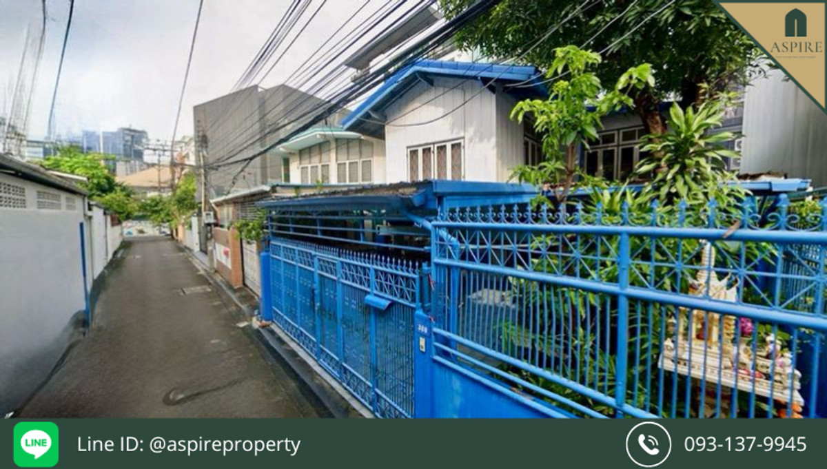 [For Sale] 2-Storey Detached House, Soi Sukhumvit 65, Near BTS Ekkamai.