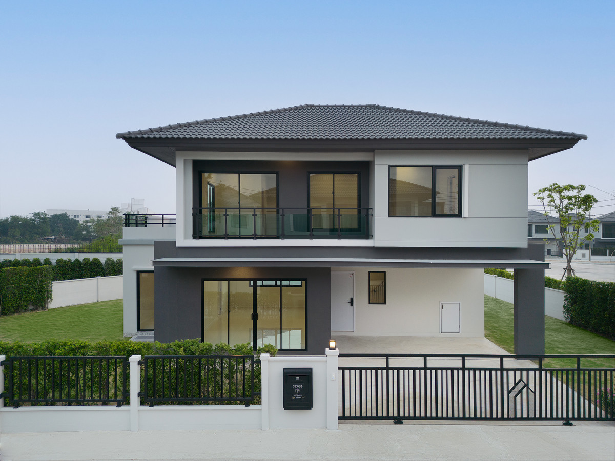 CAMBRIDGE detached house, 2 floors, usable area 205 sq m, 4 bedrooms, 5 bathrooms, living room, multi-purpose room, kitchen, 2 parking spaces.