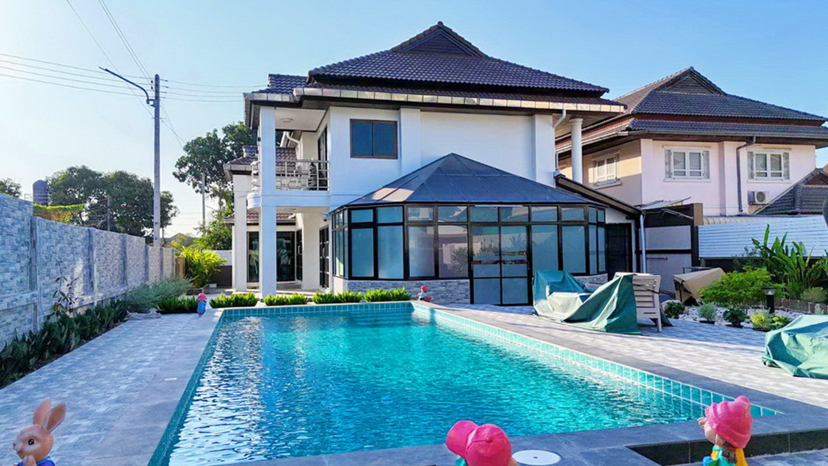 2-story detached house with swimming pool, Pattaya, Chonburi Province. Newly renovated house Very beautiful 2-story detached house with swimming pool, Pattaya, Chonburi Province. Newly renovated house Very beautiful