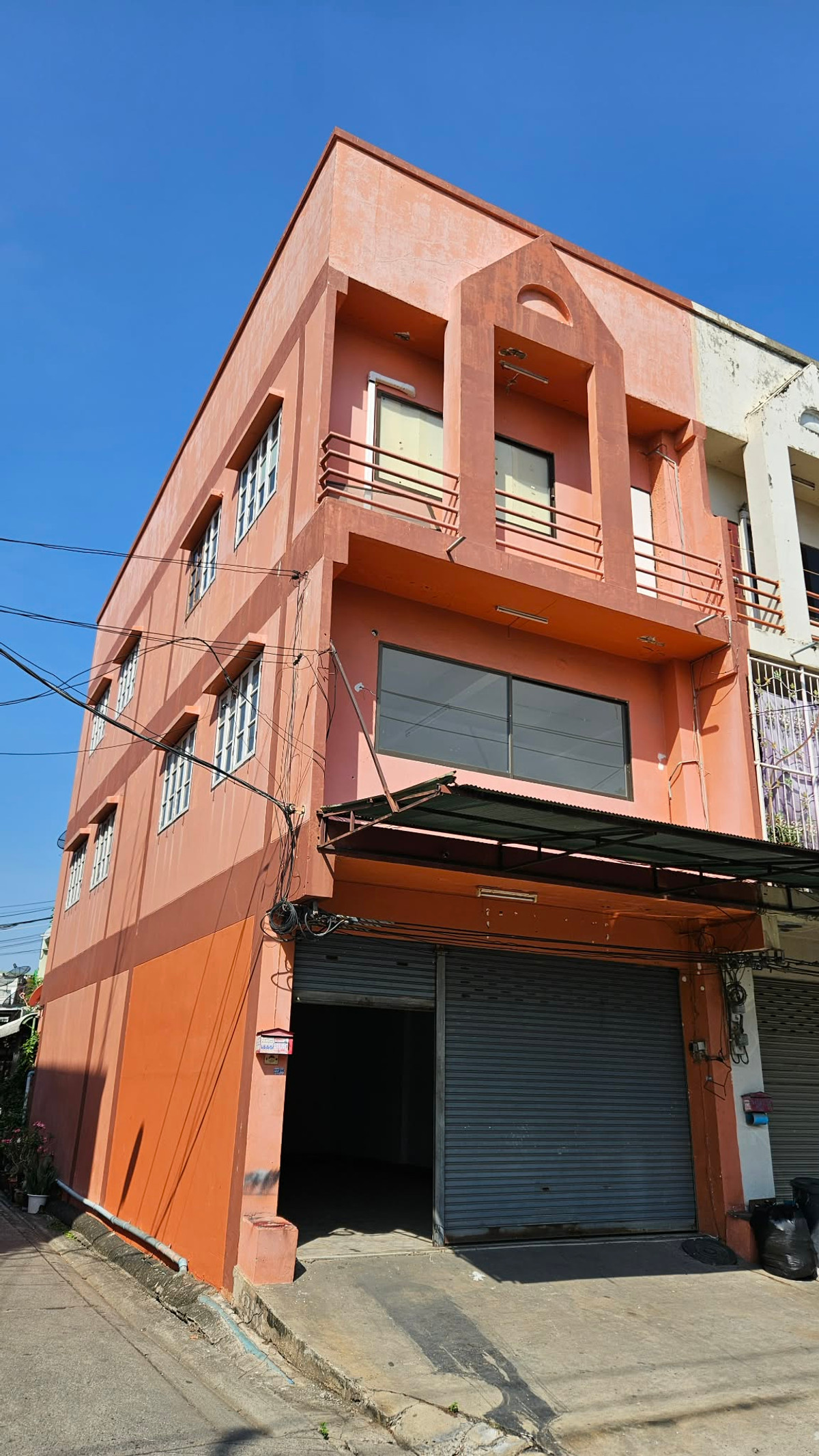 House for sale, 3-story shophouse, size 20 sq w., Soi Phatthananiwet, Theparak, corner house House for sale, 3-story shophouse, size 20 sq w., Soi Phatthananiwet, Theparak, corner house