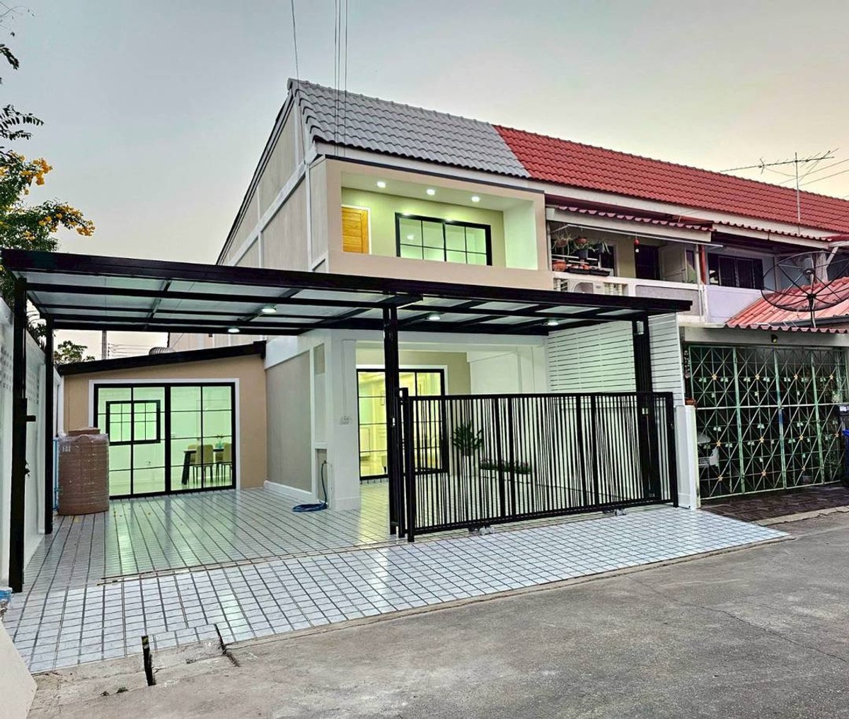 ขายด่วน! ทาวน์เฮ้าส์ 2 ชั้น หลังริมพื้นที่กว้าง หมู่บ้านพระปิ่น 3 ทำเลทองติดถนนใหญ่กาญจนาภิเษก เนื้อที่ 32 ตร.ว. ปรับปรุงใหม่ 5 ห้องนอน พร้อมพื้นที่ด้านข้างและของแถมครบชุด เดินทางสะดวกใกล้รถไฟฟ้าและมอเตอร์เวย์ เพียง 3.29 ล้าน ฟรีโอน! – รูปที่ 2