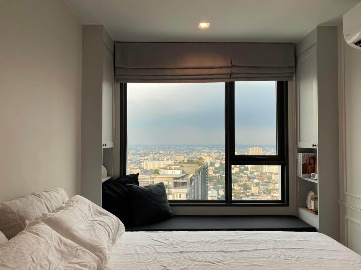 For rent Life Ladprao, beautiful corner room, fully decorated, built-in, very high floor, best view RW002886