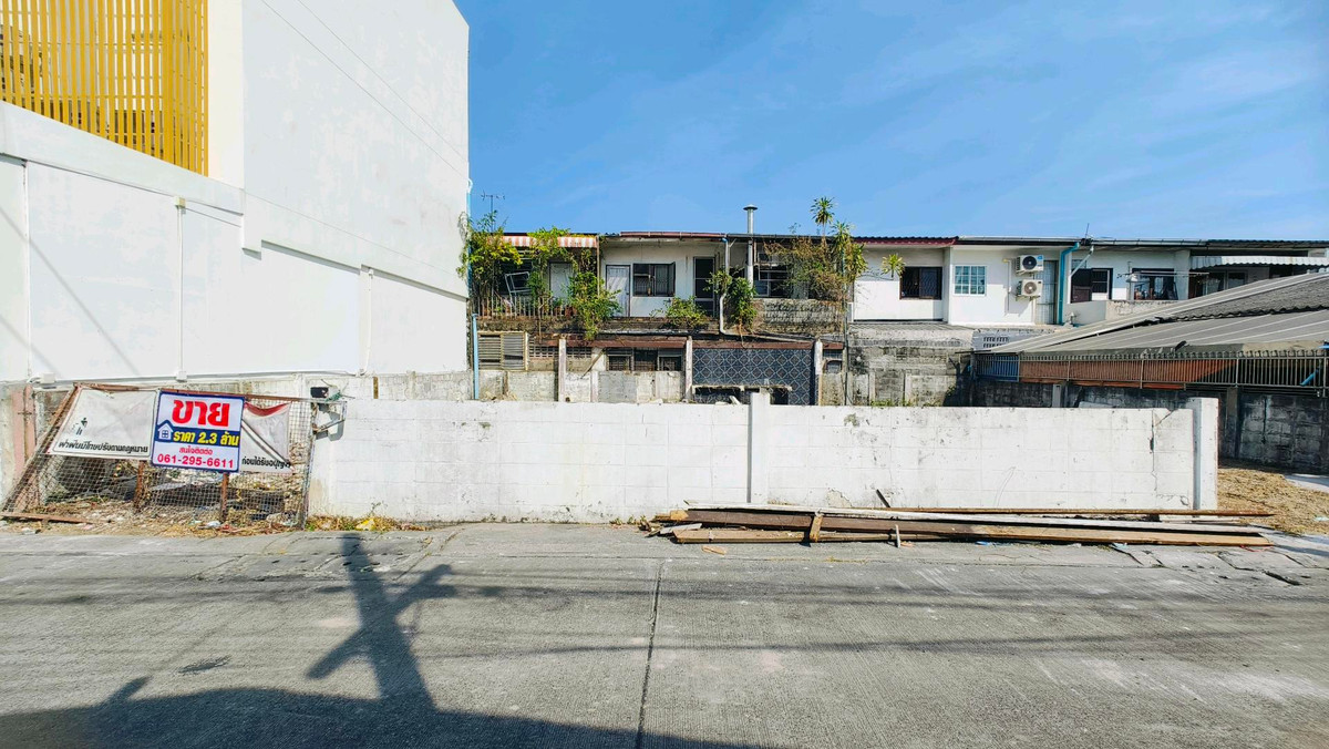 Land for sale on Phraya Suren Road. 2 Teerawan Village, beautiful plot at the beginning of the alley, price 1,880,000📌 
 Urgent decision, beautiful plot at the beginning of the alley. good neighbor – รูปที่ 4