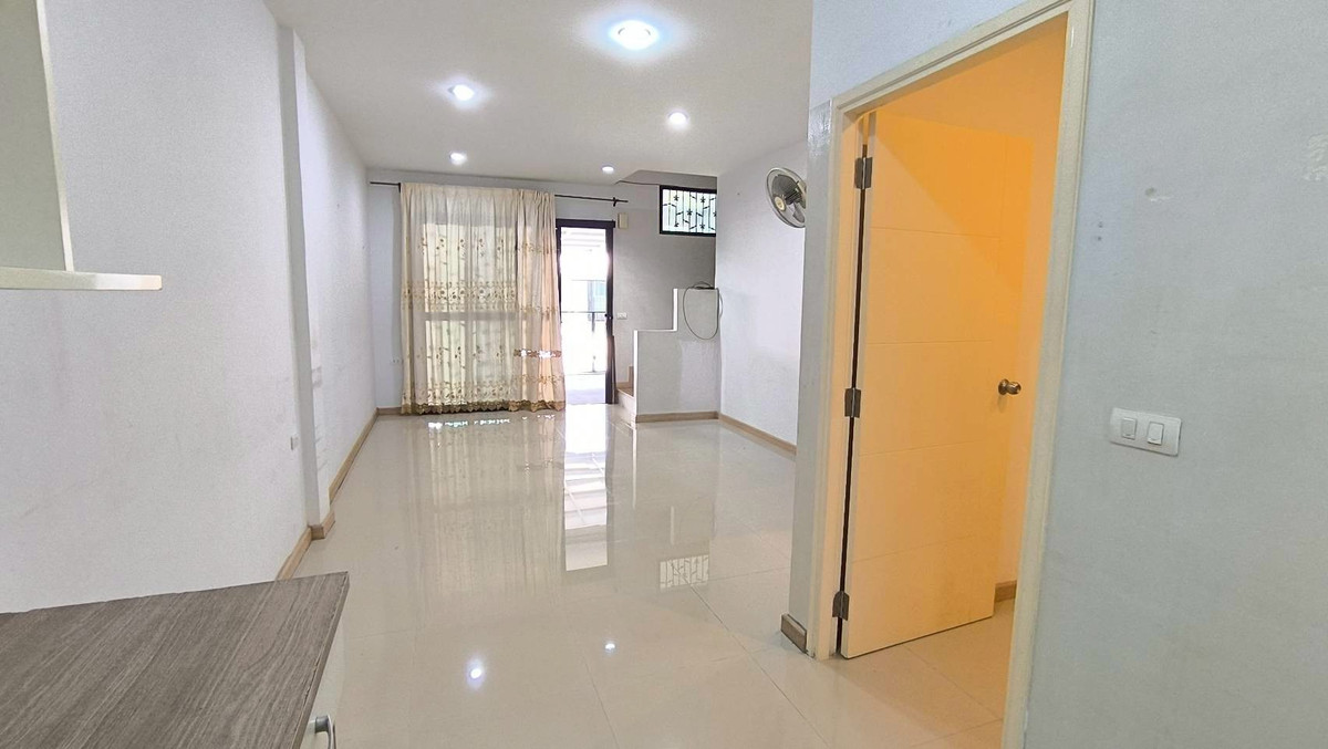 🏡✨ ให้เช่าทาวน์โฮม 2 ชั้น ทำเลดี เขตประเวศ โครงการ Time Home 2 บ้านโล่ง อยู่สบาย เลี้ยงสัตว์ได้ 🐶🐱  ทาวน์โฮมก่ออิฐมอญทั้งหลัง เย็นสบาย ถนนหน้าบ้านกว้าง 9 เมตร – รูปที่ 3