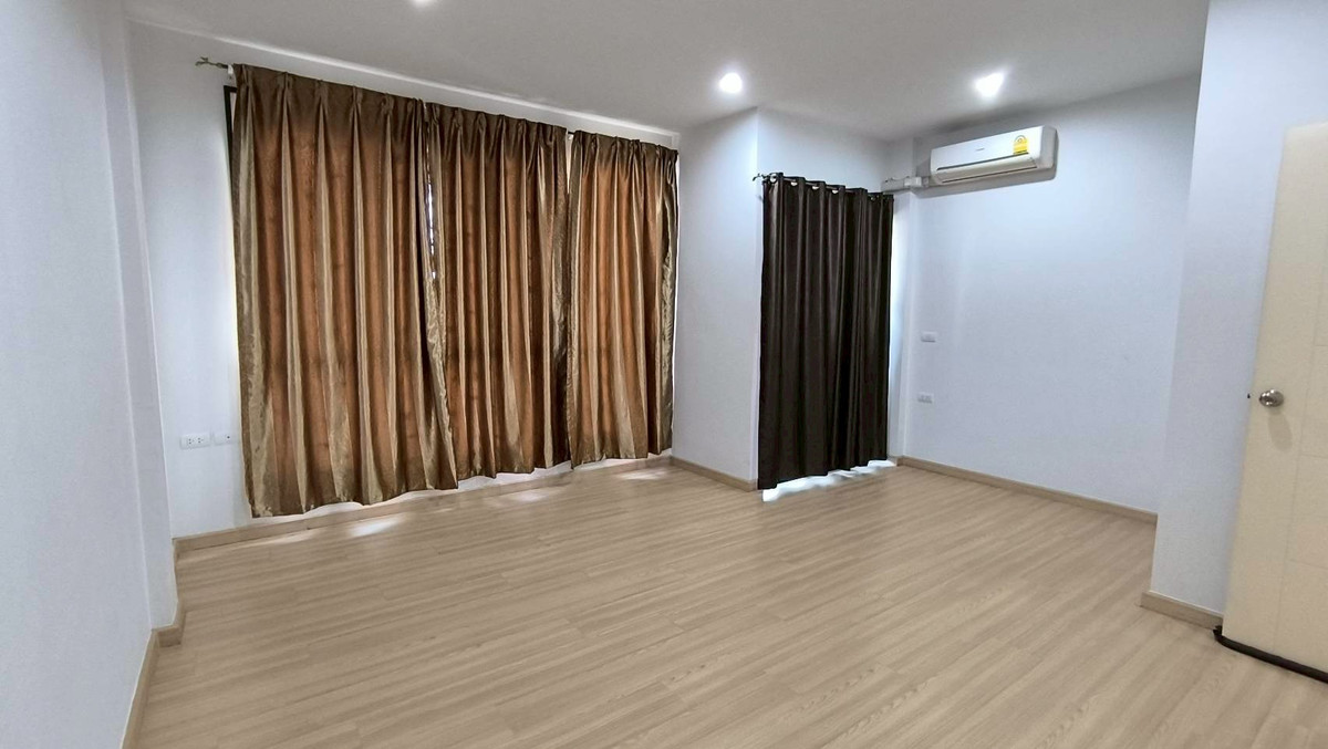 🏡✨ ให้เช่าทาวน์โฮม 2 ชั้น ทำเลดี เขตประเวศ โครงการ Time Home 2 บ้านโล่ง อยู่สบาย เลี้ยงสัตว์ได้ 🐶🐱  ทาวน์โฮมก่ออิฐมอญทั้งหลัง เย็นสบาย ถนนหน้าบ้านกว้าง 9 เมตร – รูปที่ 4