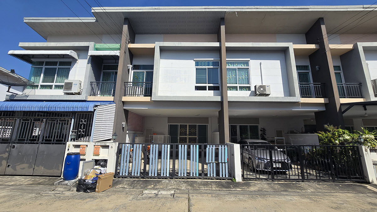Townhome for sale Thipthana, Soi Phetkasem 53, opposite Kasemrad Hospital.