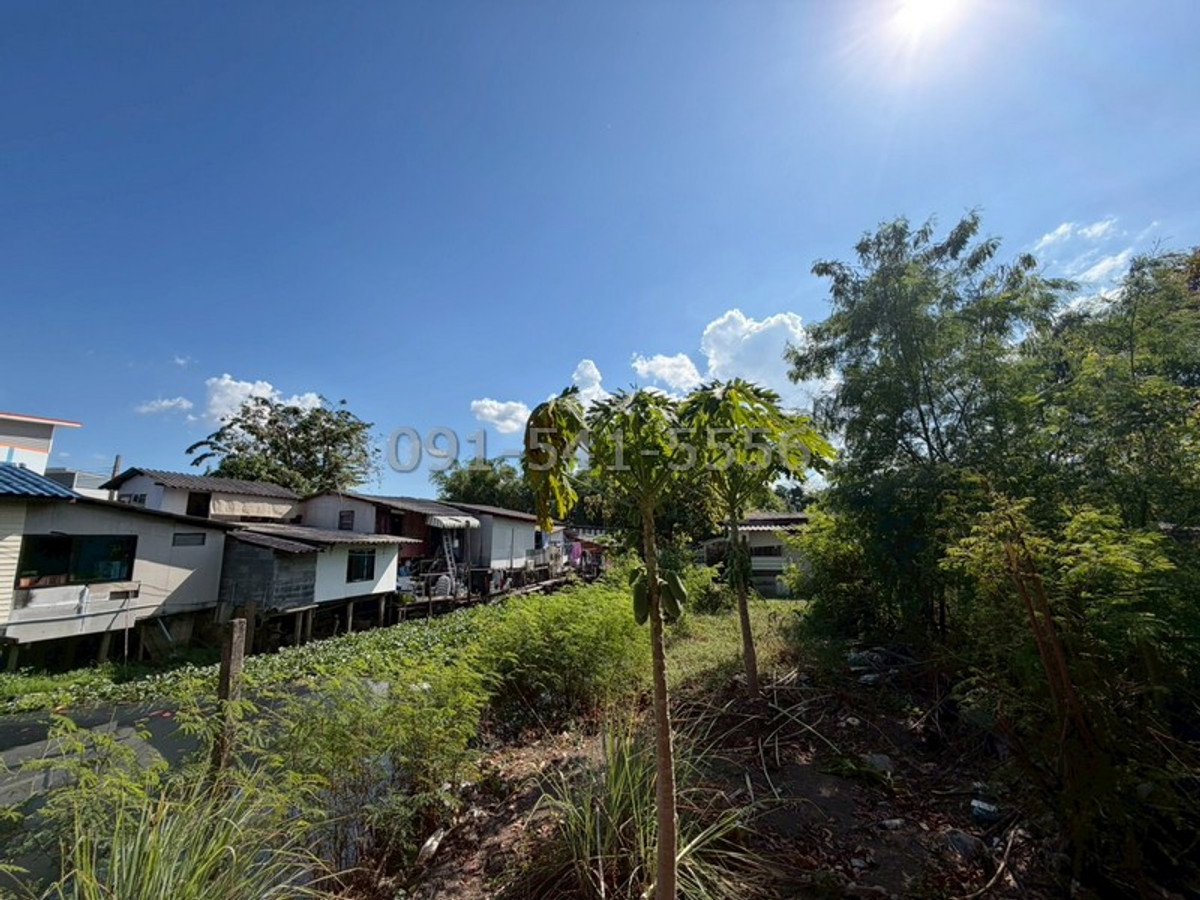 Empty land for sale Soi Phraya Suren 16, intersection 1-6, good location, land size 123 sq m, beautiful plot, can use the space fully. Empty land for sale Soi Phraya Suren 16, intersection 1-6, good location, land size 123 sq m, beautiful plot, can use the space fully.