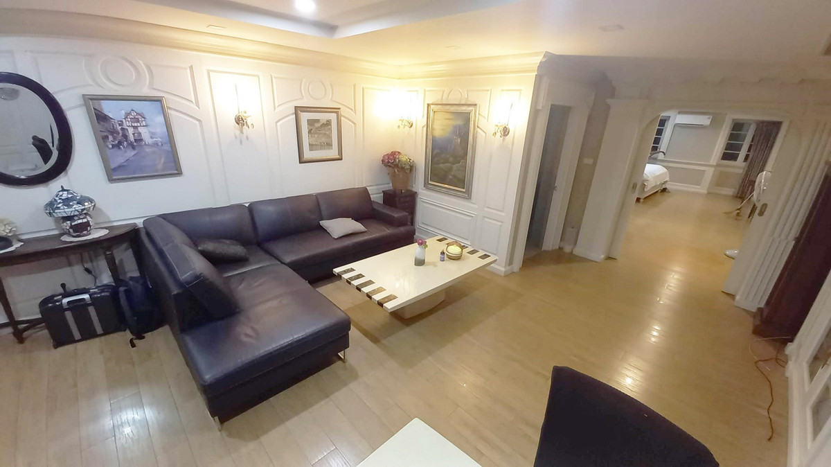 Euro Classic Sukhumvit 15 fully furnished + private jacuzzi (near BTS Asoke, MRT Sukhumvit, Terminal 21, NIST International School)