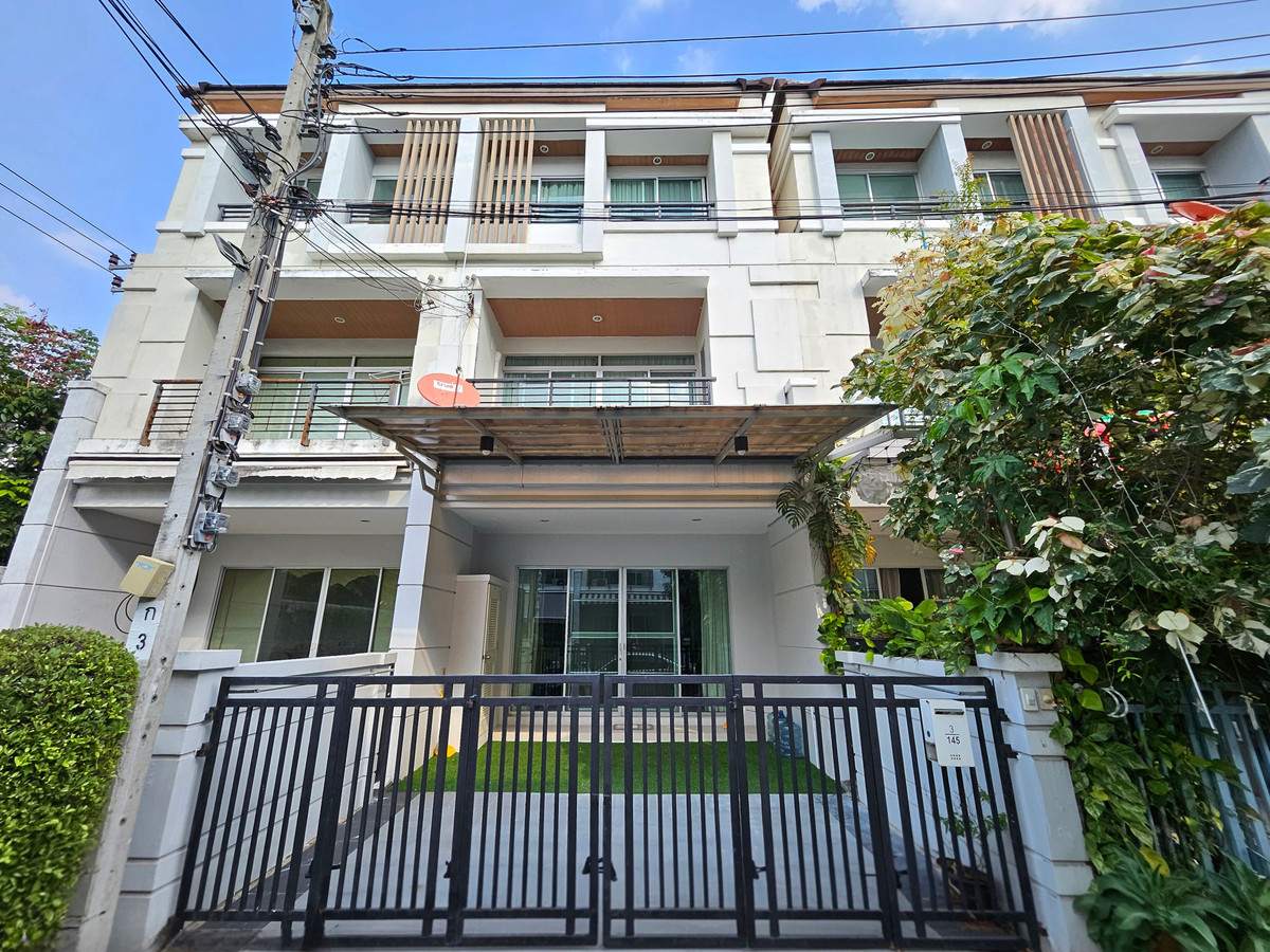 Townhome for rent at Baan Klang Muang Srinakarin Urbanian, Soi Srinakarin 46/1. Fully furnished and ready to move in. Townhome for rent at Baan Klang Muang Srinakarin Urbanian, Soi Srinakarin 46/1. Fully furnished and ready to move in.