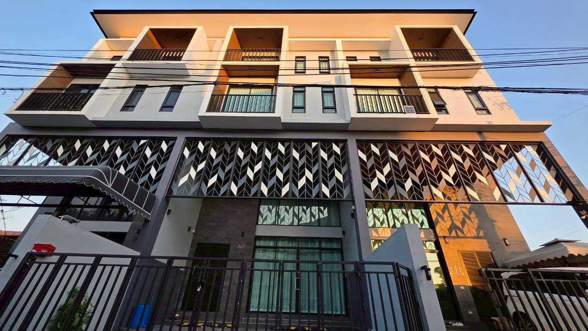 [For rent] Townhome, 3.5 floors, large, beautiful, lots of space, Diamond Ville Lat Phrao-Wang Hin project. Fully furnished Ready to move in! Prime location, suitable for living, office or clinic.