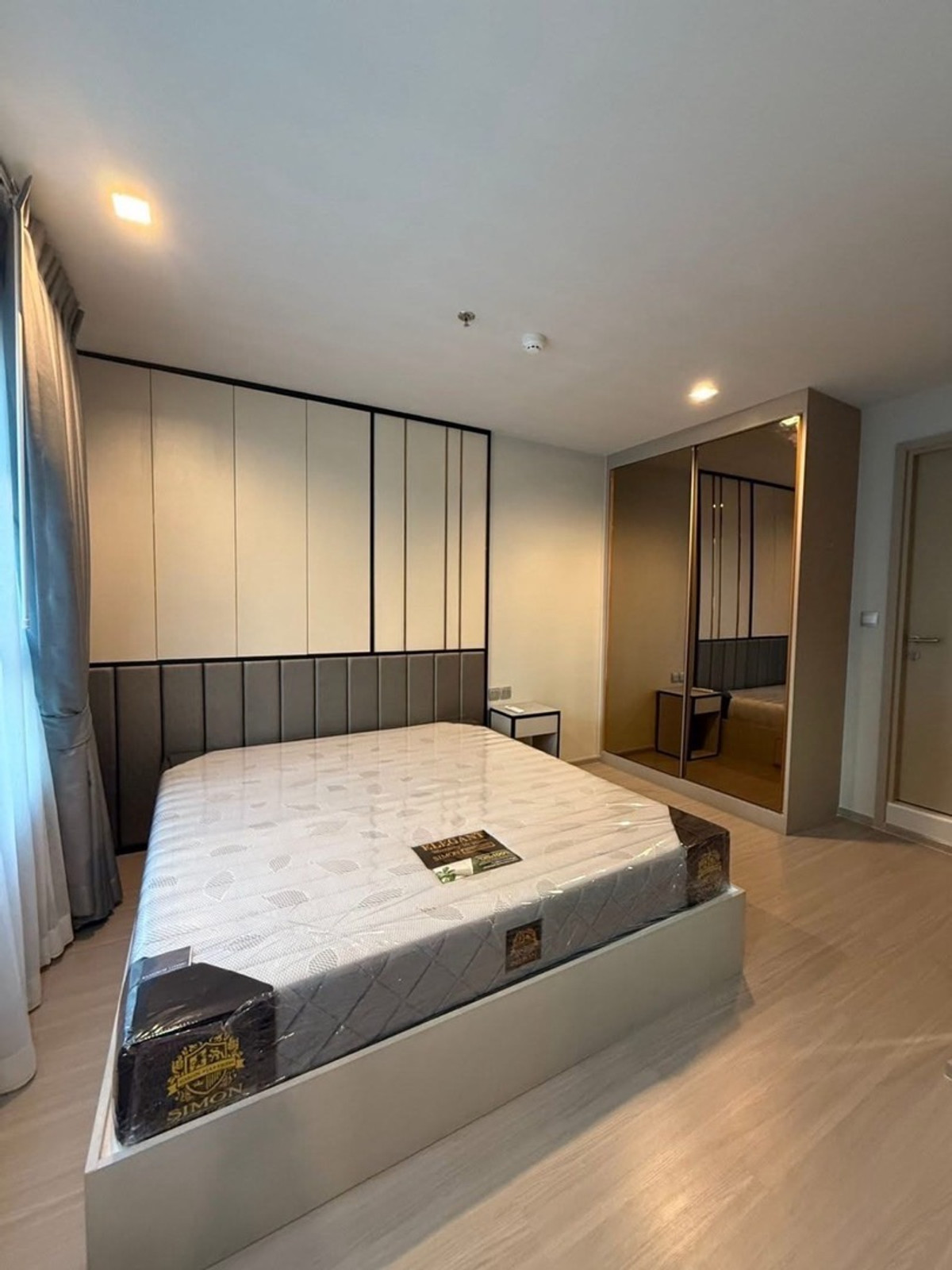 Condo for rent Life Ladprao Room size: 75 sq m Floor: 16 Building/building: B (2 bedrooms, 2 bathrooms) Price: 42,000 baht Nearby places: Next to BTS Ha Yaek Ladprao Station.