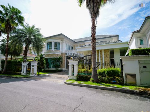 Luxury homes at good prices can be found, but a luxury home in a location this prime is extremely rare!!! For sale! Single detached house in Grand Bangkok Boulevard Petchkasem–Pinklao, with project entrance directly on Kanchanaphisek Road
