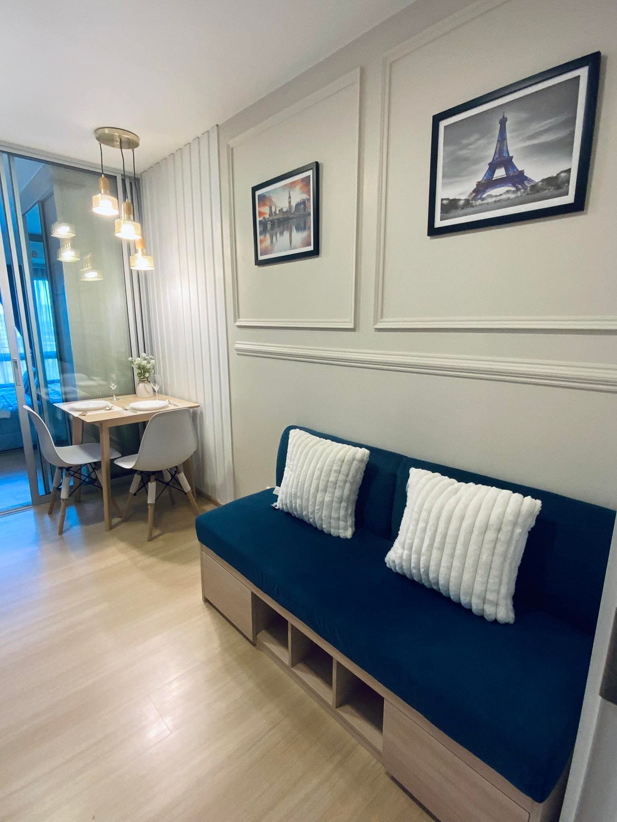 Selling Alive 2 rooms, very beautiful, good price, has everything as shown in the picture. Its a current picture. You can make an appointment to see the room.