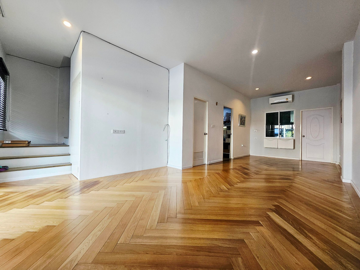 บ้านสวยครัวหรู พร้อมอยู่ หมู่บ้านลีฟวิ่ง ไพร์ม (Living Prime) เปิดขายทาวน์โฮม 2 ชั้น ที่ให้ความรู้สึกเหมือนบ้านเดี่ยว ตกแต่งใหม่ทั้งหลังด้วยวัสดุเกรดพรีเมียม โดดเด่นที่สุดในโครงการด้วยพื้นไม้จริงและครัวสไตล์ Modern Loft ทำเลดีเยี่ยมในซอยบงกช 33 รังสิต-คลอ – รูปที่ 3