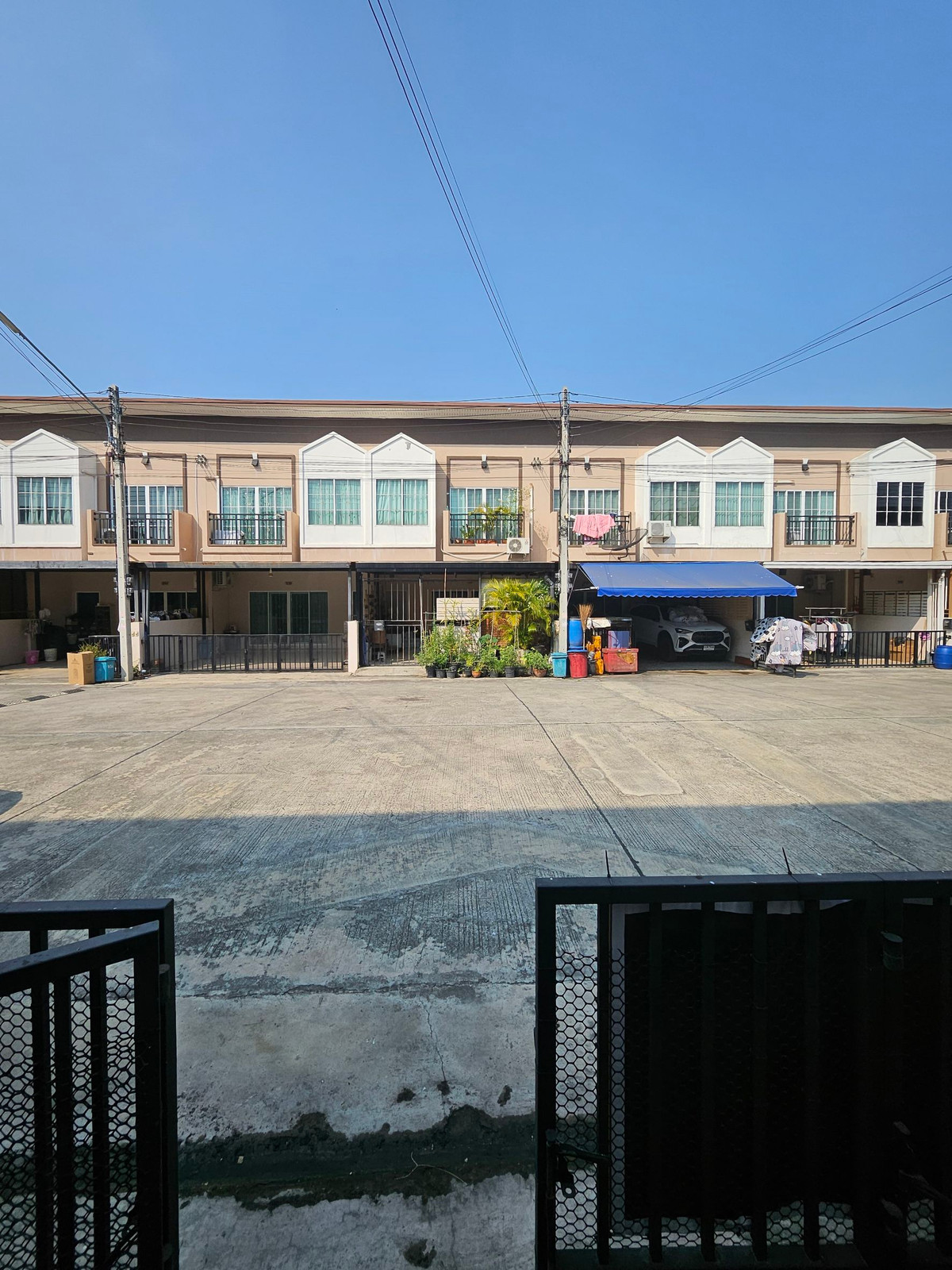 บ้านสวยครัวหรู พร้อมอยู่ หมู่บ้านลีฟวิ่ง ไพร์ม (Living Prime) เปิดขายทาวน์โฮม 2 ชั้น ที่ให้ความรู้สึกเหมือนบ้านเดี่ยว ตกแต่งใหม่ทั้งหลังด้วยวัสดุเกรดพรีเมียม โดดเด่นที่สุดในโครงการด้วยพื้นไม้จริงและครัวสไตล์ Modern Loft ทำเลดีเยี่ยมในซอยบงกช 33 รังสิต-คลอ – รูปที่ 2