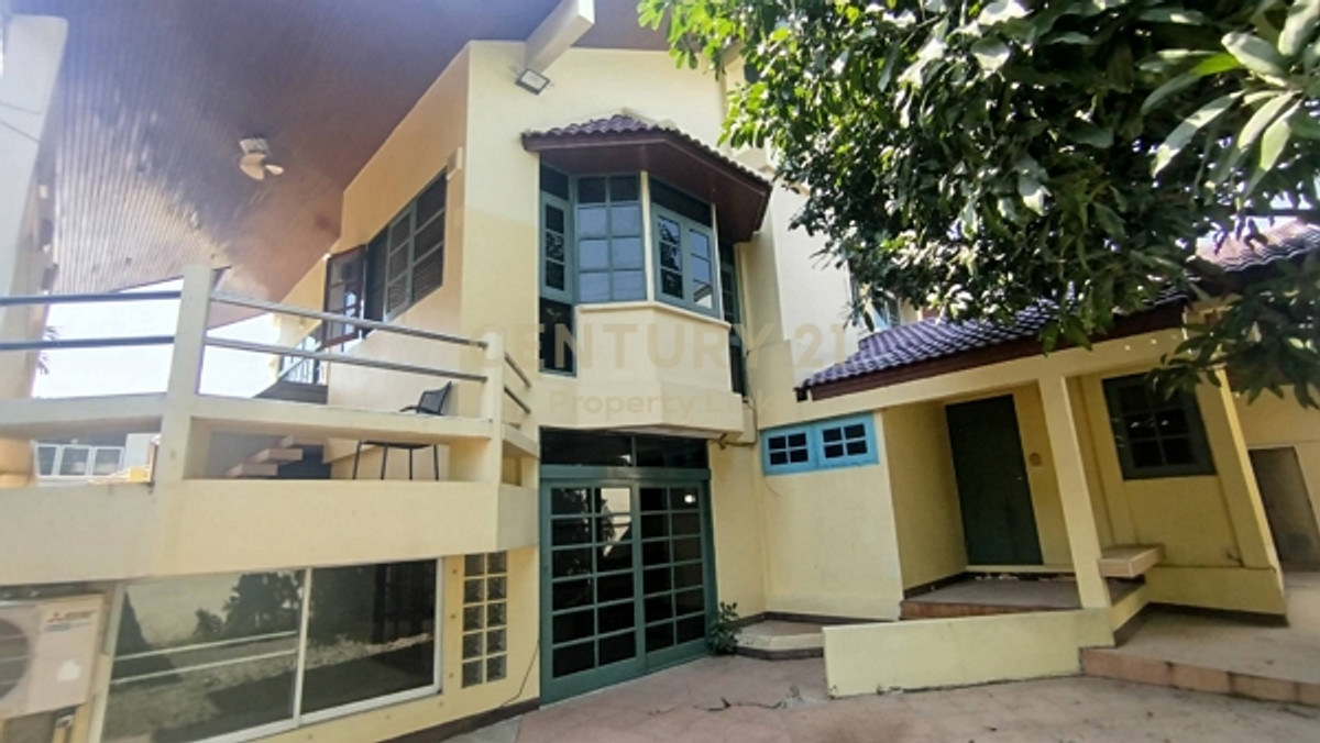 บ้านเดี่ยวหลังใหญ่ หลังตึกการบินไทย พื้นที่สวนรอบบ้าน ใช้เป็นมุมพักผ่อนหรือ Outdoor Meeting No.59-HH-69002