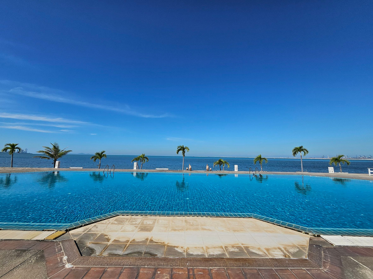 **HOT DEAL! Unbeatable Value! Massive 202.5 Sqm Beachside Condo at Bay View Resort Pattaya - Ground Floor with Garden Access!** **HOT DEAL! Unbeatable Value! Massive 202.5 Sqm Beachside Condo at Bay View Resort Pattaya - Ground Floor with Garden Access!**