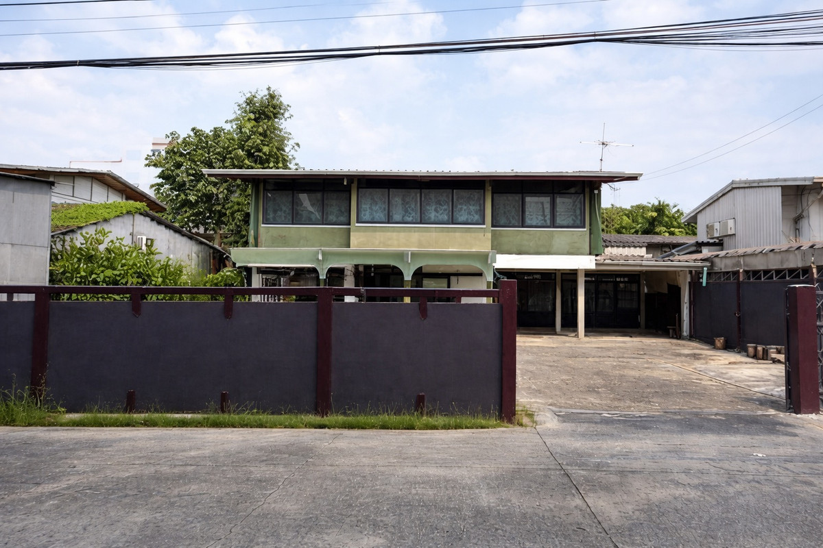Urgent sale 📍Land with detached house. Seri Ramkhamhaeng Village-Rama 9, rare location in the heart of the city, 15x,xxx.- per sq m.