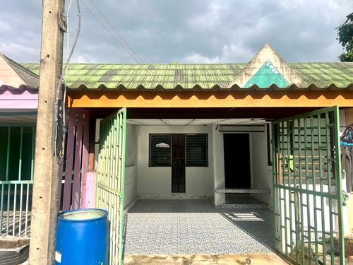 Urgent Sale!! Townhouse at Thanathapsin Village – Great Value for Living or Investment Urgent sale – 1.5-storey townhouse with mezzanine at Thanathapsin Village Spacious layout with large usable area