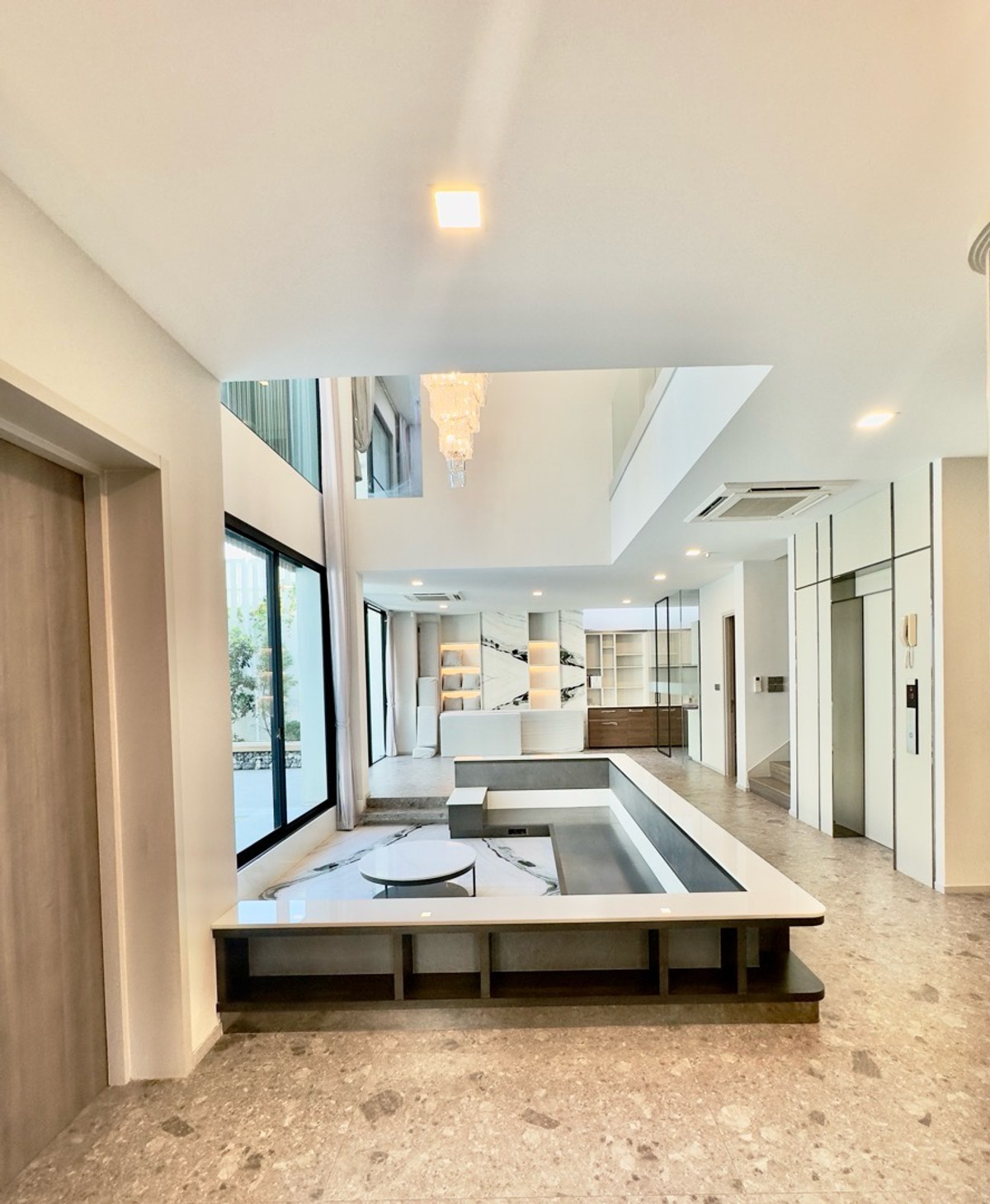For sale/rent with swimming pool and private elevator.