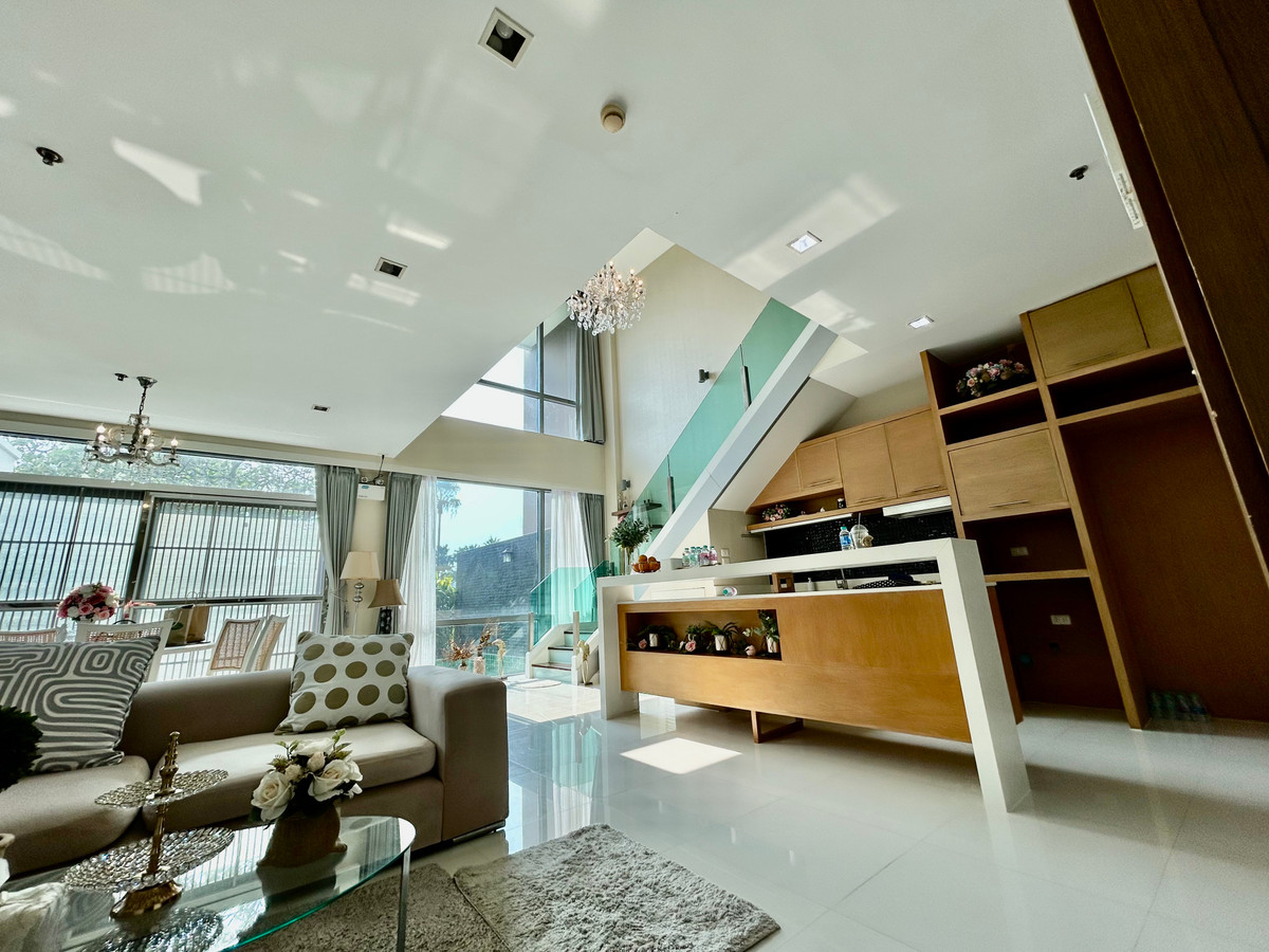 ห้องชุดบรรยากาศบ้านเดี่ยว 2 ชั้น ราคาถูกที่สุดและหรูที่สุดในโครงการ ขายคอนโดหรูติดทะเล Duplex 2 ชั้น 187.3 ตร.ม คาซาลูน่า พาราดิโซ (Casalunar Paradiso) ใกล้หาดบางแสน 