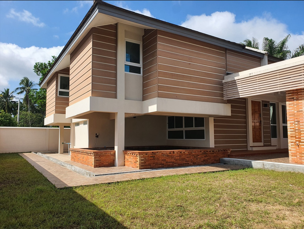 For rent/sale, luxury semi-detached house, 2.5 floors, real wood combined with concrete style. Chumphon city center, convenient travel.