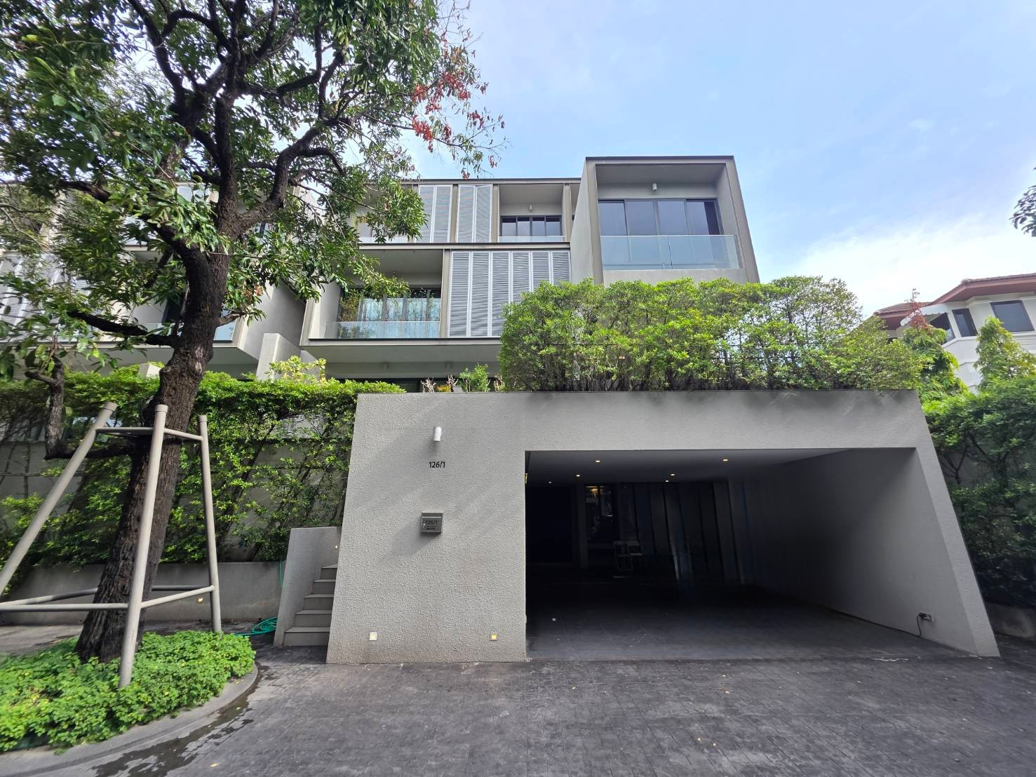 House Ekkamai sukhumvit 63: 4 Storey 556sqm. 4bed 5bath + Maid room 250,000/mth. Am: 0656199198 House Ekkamai sukhumvit 63: 4 Storey 556sqm. 4bed 5bath + Maid room 250,000/mth. Am: 0656199198