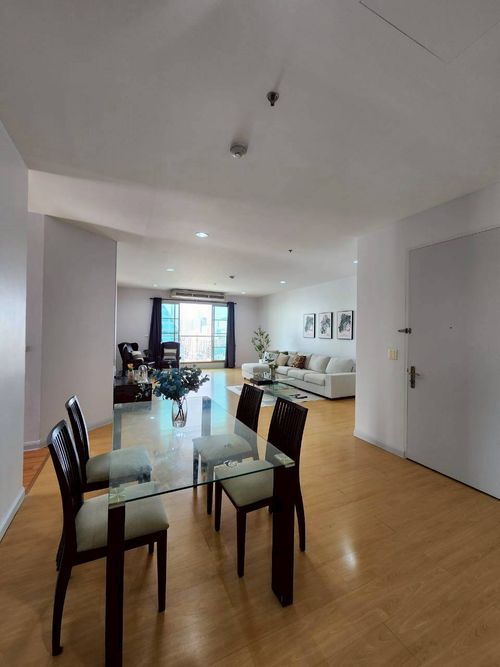 For rent, Citi Smart Sukhumvit 18, near BTS Asoke / MRT Sukhumvit, city center location, near Terminal 21, quiet, in the heart of Asoke, ready to move in.