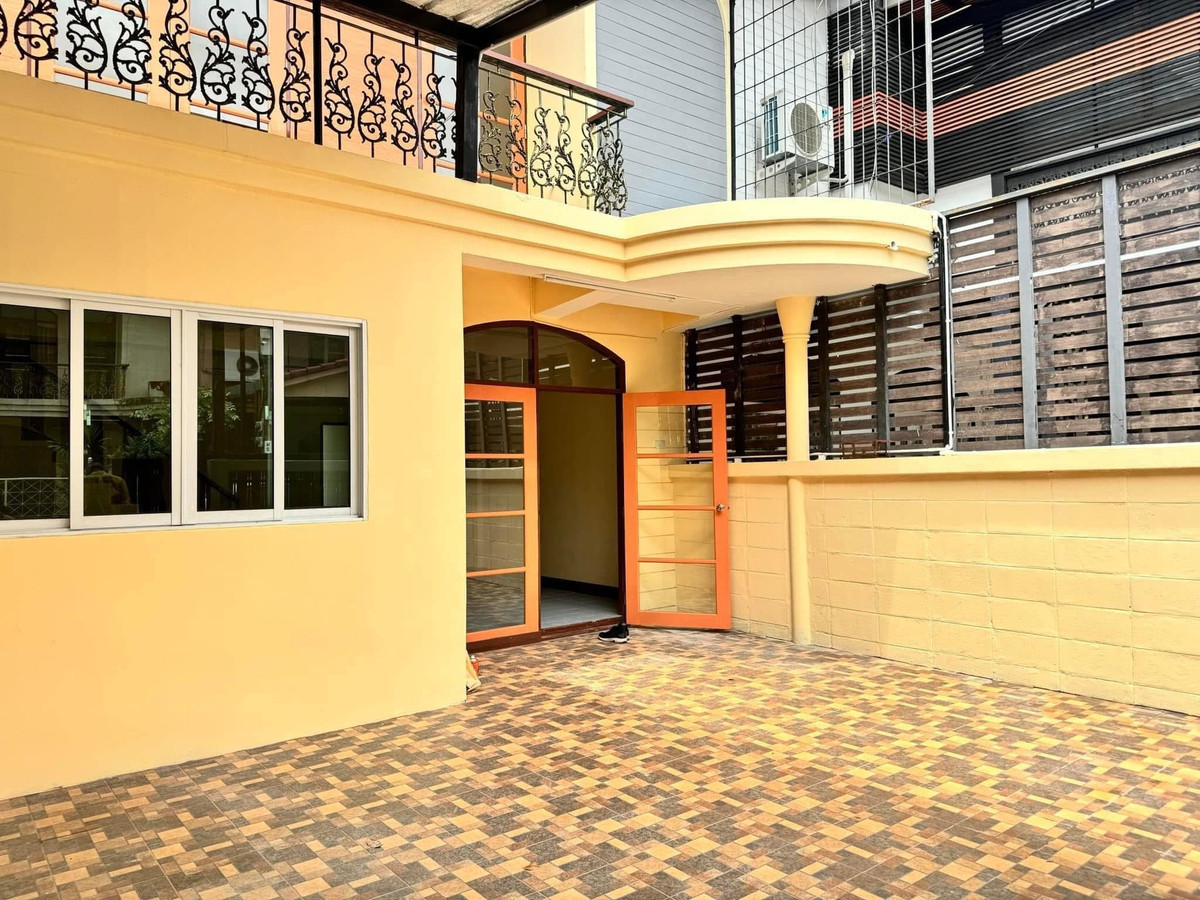 House for rent 76 sq m. Sinpatthana Thani Village. Next to Bon Marche Market Near The Mall Ngamwongwan