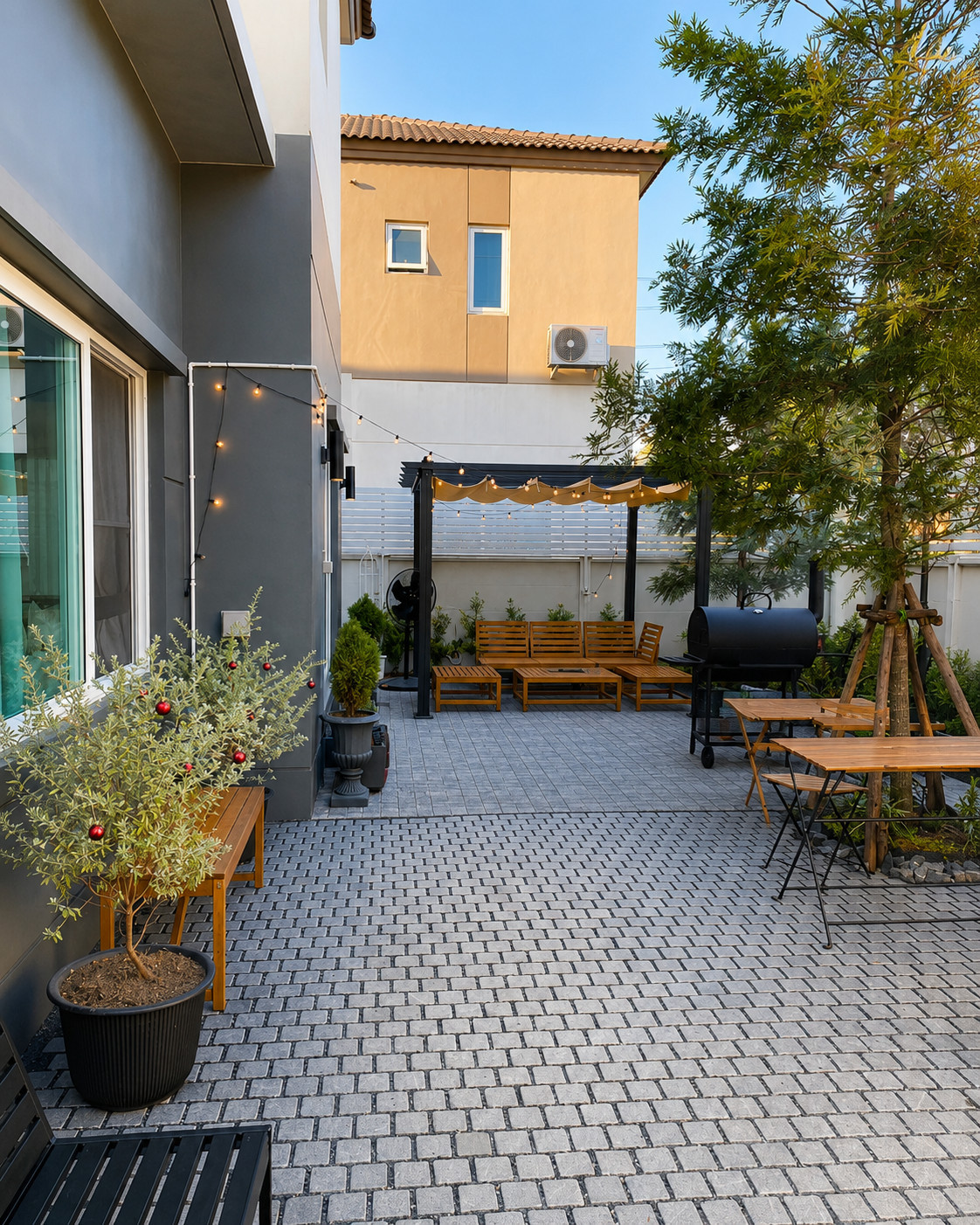 Corner house, adjacent to a garden, quiet and private atmosphere, no noise disturbance. Beautifully decorated. 