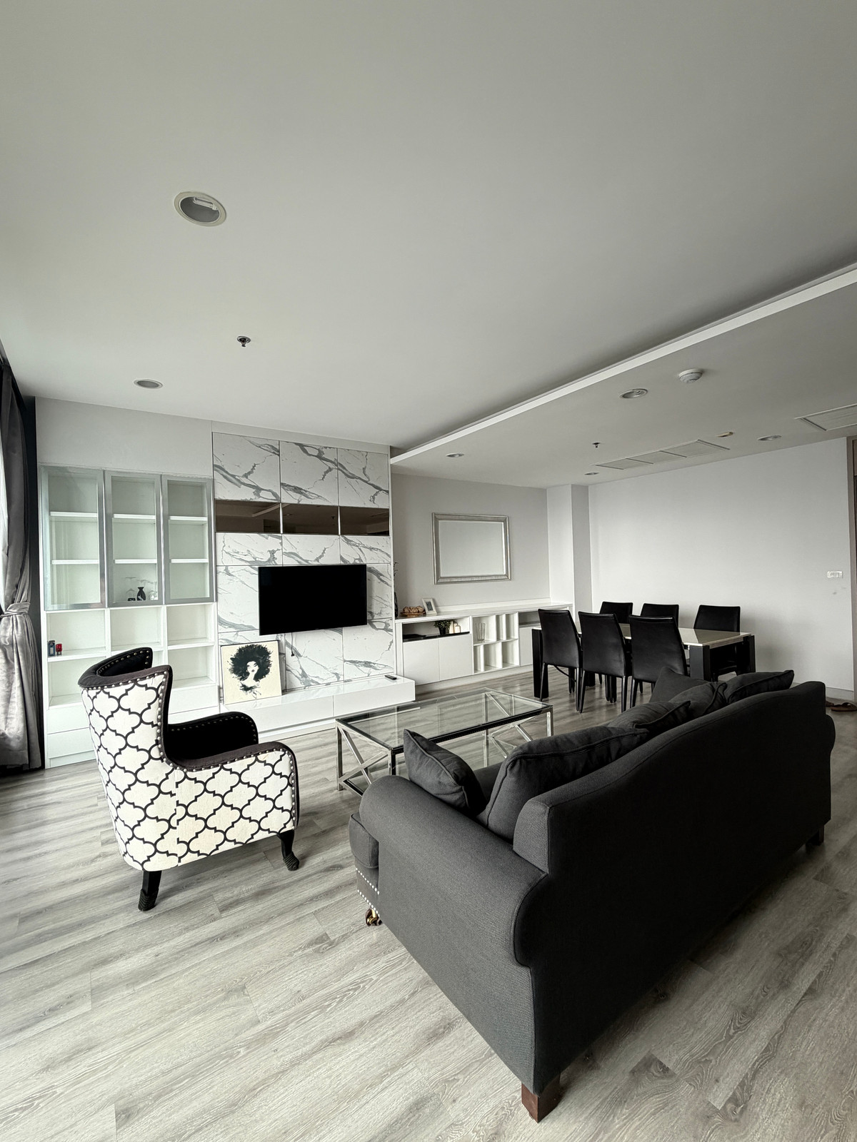 Urgent sale! Rare Uint Room! In the heart of Sathorn, St. Louis, close, only 300 meters, very hard to find, will buy to live in myself. Or investing, its definitely worth it. If interested, contact 08/76358339