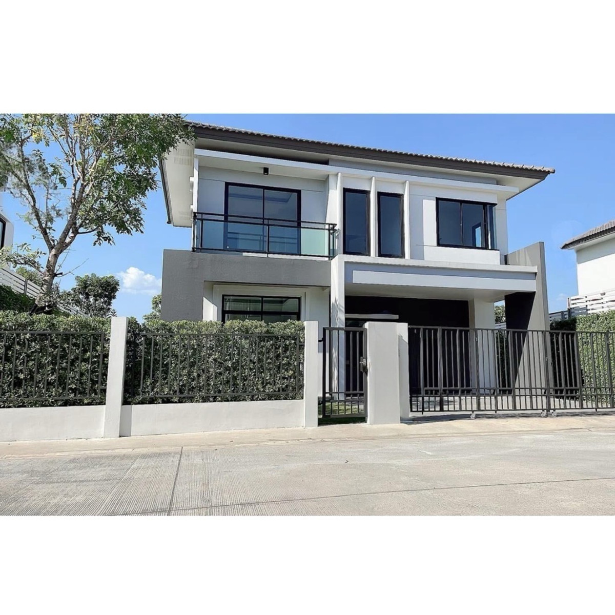 Large land, fully furnished, in front of the project. Near the clubhouse for sale: Grand Britannia Wongwaen-Ramindra. Large land, fully furnished, in front of the project. Near the clubhouse for sale: Grand Britannia Wongwaen-Ramindra.