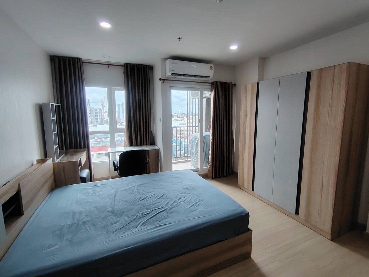 For rent, Supalai Veranda Ramkhamhaeng, room size 59 sq m, building b, 26th floor, east side, complete with furniture and electrical appliances, ready to move in. For rent, Supalai Veranda Ramkhamhaeng, room size 59 sq m, building b, 26th floor, east side, complete with furniture and electrical appliances, ready to move in.