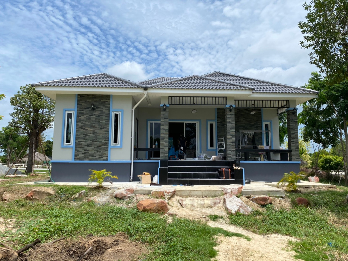 💥 New house for sale on large land in Nakhon Pathom city (almost half a rai of land like this, very rare!) The atmosphere is like a private resort.  Surrounded by large trees, good wind all day, quiet, very private. The house is located on an upland area,