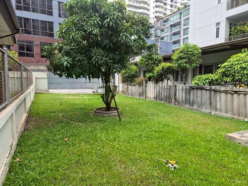 Business space for rent, shops, restaurants, Asoke, Sukhumvit area, size 96 sq m. Can be rented for other businesses. Good location near amenities 5 minutes to BTS Asoke and MRT Sukhumvit
