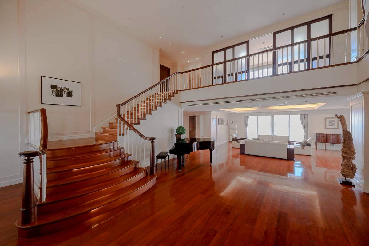 For sale: Las Colinas, 4 bedrooms, 4 bathrooms, 698.47 sq m., floors 38,39, price 155,000,000 baht.