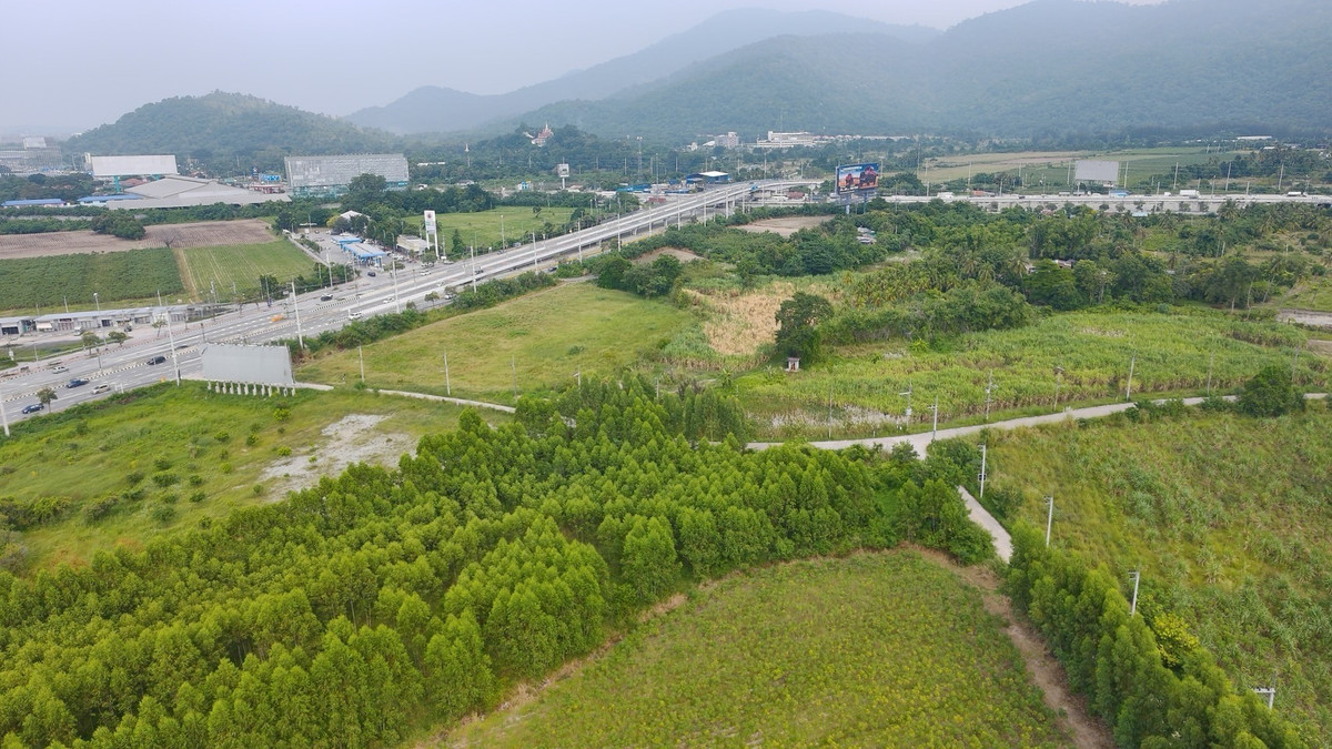 位于泰国春武里府班邦区（Ban Bueng），EEC 经济特区内，占地面积 30 莱（约 48,000 平方米），适合建设工厂、仓库及工业项目。区位优势明显，交通便利，具备长期投资与产业发展潜力。
