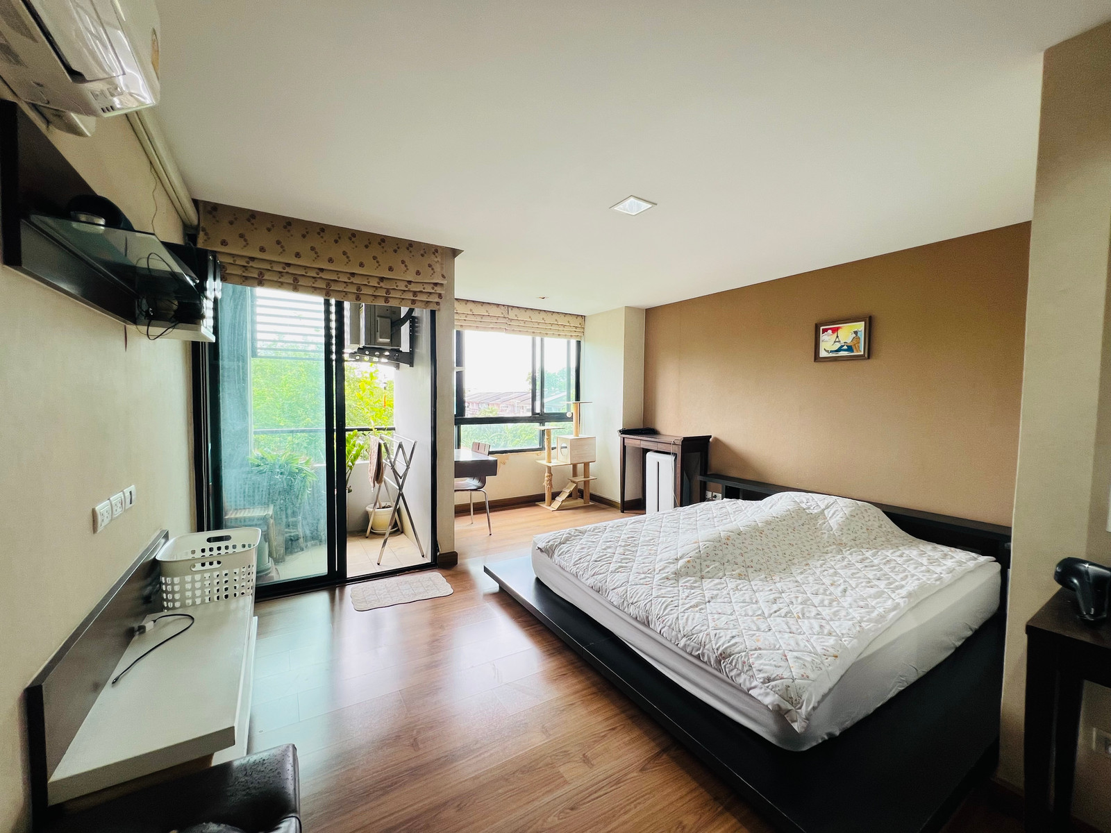 Cheapest sale in the building! Condo 77.7 sq m., corner room, 2 bedrooms, 2 bathrooms, near MRT Lat Phrao, this price cant be found!! Cheapest sale in the building! Condo 77.7 sq m., corner room, 2 bedrooms, 2 bathrooms, near MRT Lat Phrao, this price cant be found!!