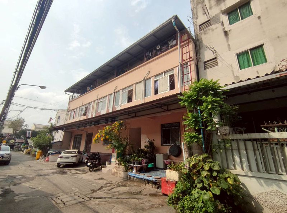 Dormitory for sale, 3 floors, 48 rooms, area 131 square meters, fully rented, near Khajonwit Train Market, Theparak Road, Bang Phli Yai Subdistrict, Bang Phli District, Samut Prakan. Dormitory for sale, 3 floors, 48 rooms, area 131 square meters, fully rented, near Khajonwit Train Market, Theparak Road, Bang Phli Yai Subdistrict, Bang Phli District, Samut Prakan.