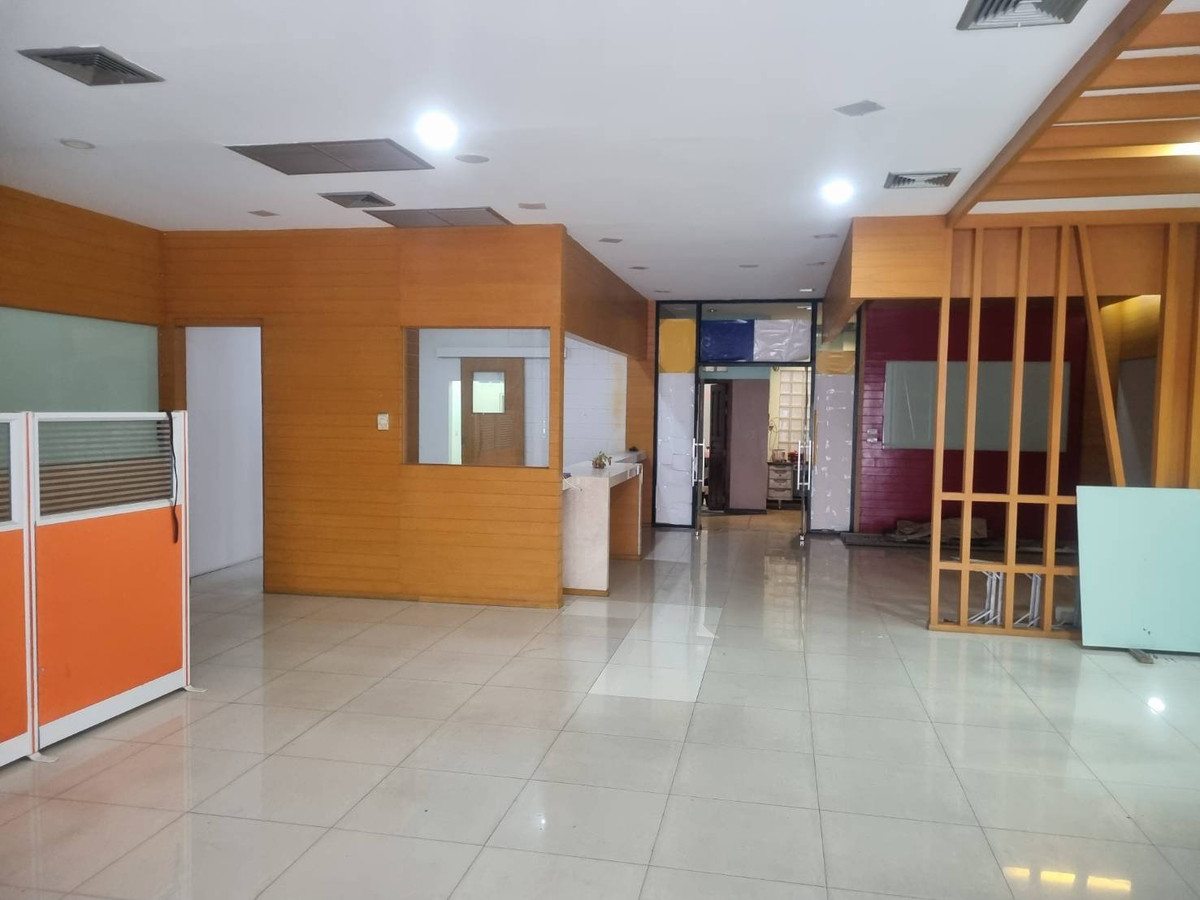Ratchada office for rent, 7 floors, near MRT, usable area approximately 1,150 sq m., there is a large parking building.