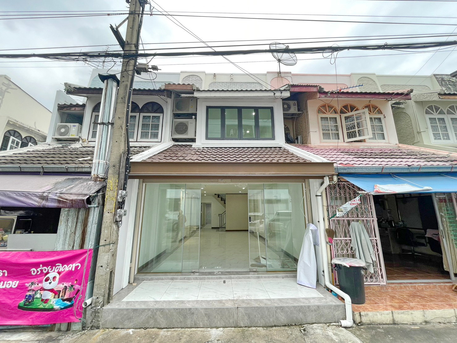 HK0069♛Townhouse 2 bedrooms for rent⚝Huai Khwang♜MRT Huai Khwang∞099-5919653,065-9423251▚Line@sureresidence
