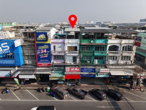 Extremely rare! Shophouse in Bang Yai City on the main road, only 350 meters from Kanchanaphisek Road, land size 18 sq.wah, 3.5 storeys with rooftop, directly opposite Central Westgate. New commercial location, red zoning, Bang Yai, Nonthaburi.