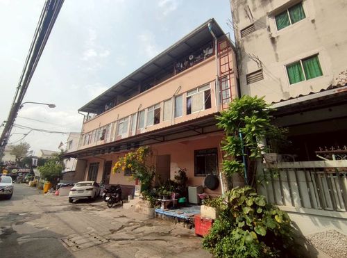 Dormitory for sale, 3 floors, 48 ​​rooms, area 131 square meters, fully rented, near Khajonwit Train Market, Theparak Road, Bang Phli Yai Subdistrict, Bang Phli District, Samut Prakan.