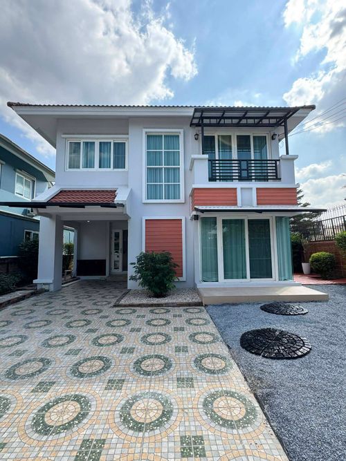 Beautiful house, 100% as pictured, near MRT (only 3 minutes away). 3 bedrooms, 3 bathrooms.