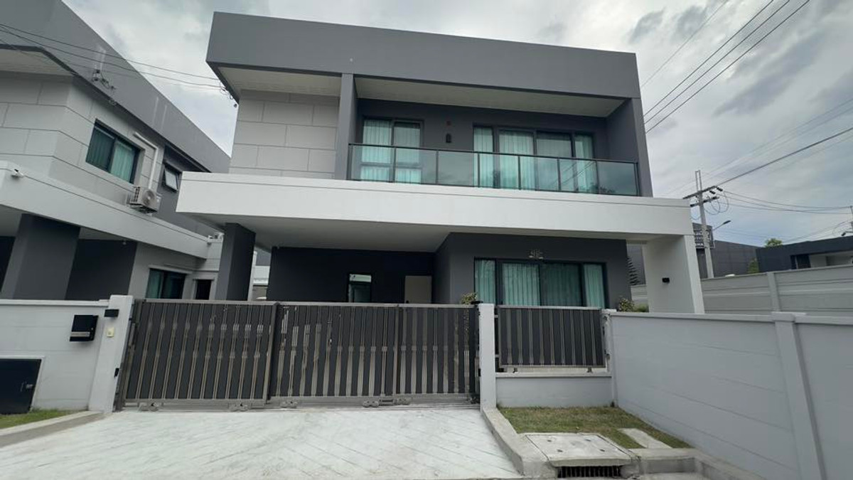 2-story detached house for rent, corner room, Centro Bangna project, 200 square meters, fully air conditioned, ready to move in, 4 bedrooms, 4 bathrooms, 2 parking spaces, rental price 100,000 baht per month.
